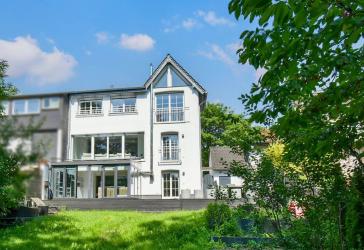 Modernes Familienglück! Wohnen, Genießen und Entspannen auf höchstem Niveau Stilvolle Doppelhaushälfte mit Pool und Kamin