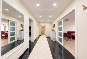 Großzügige 4 Zimmer Wohnung mit Aufzug und 3 Tiefgaragenplätzen