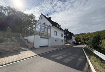 Gepflegtes Einfamilienhaus mit modernem Wintergarten in Siegen / Eisern!