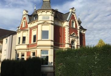 Historische Rarität: Stadtvilla mit 3 Etagen, 6 Stellplätzen und Garten