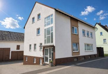 Solides Mehrparteienhaus mit 3 Wohneinheiten und Wirtschaftsgebäuden
