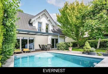 Modern single-family home with a pool, spa area, a 168 m² outbuilding, and access to the Nuthe River