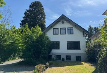 Charmantes Zweifamilienhaus mit Souterrain-Apartment in attraktiver Lage nahe der Schlei und großem eingewachsenen Garten