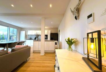 Attraktives Zweifamilienhaus mit großzügigem Garten, Dachterrasse und Doppelgarage.