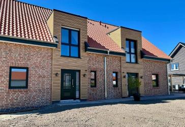 Neubau. Energieeffiziente Doppelhaushälfte im klassischen Landhausstil