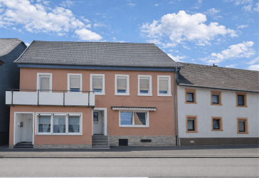 Familienfreundliches Mehrfamilienhaus mit großem Entwicklungspotenzial in Birkenfeld