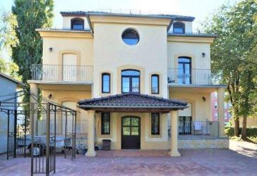 Luxuriös mit 3 Balkonen, großem Garten, Carport, kleiner Hausgemeinschaft: Wohnung in einer Villa sucht neue Familie!