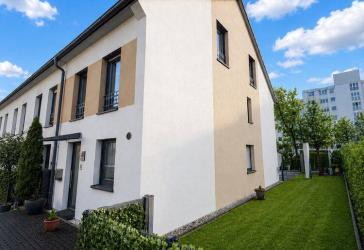 Neu- & hochwertiges REH mit gepflegten Garten, hochwertiger Einbauküche, 2 Stellplätzen - zeitnah frei!