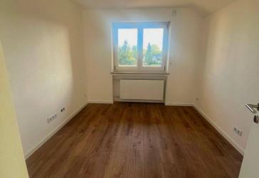 Ihr neues Zuhause in Straubing-Süd: 95 m² frisch saniert mit Einbauküche & Loggia