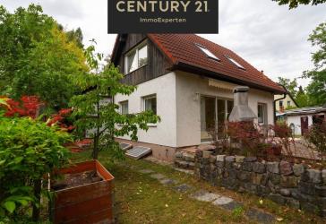 Mehr als nur ein Zuhause: Galerie, Saunahaus, Wintergarten und jede Menge Potenzial