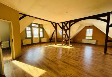 Indivduelle 3 1/2-Zimmer-Dachgeschosswohnung mit Balkon in bester Wohnlage von Rudolstadt, im Villenviertel zu vermieten