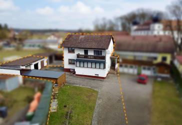 Pflegeleicht und gemütlich: Einfamilienhaus mit drei Garagen und großzügigem Platzangebot