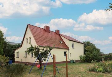 Sofort bezugsfertig: Gepflegtes Zuhause mit großzügigem Garten und 3 Garagen in Delitzsch-Laue