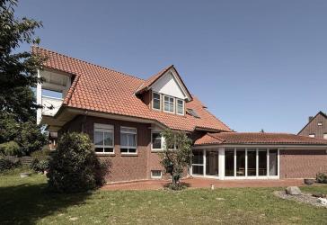 Hohenhameln OT Soßmar: Architektenhaus mit zwei Garagen, großem Wintergarten und zwei Balkonen