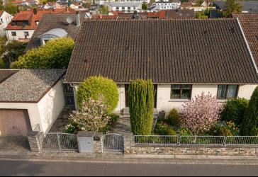 Großzügiges Anwesen mit Weinbergblick, Gartenidylle und weiterem Baupotenzial