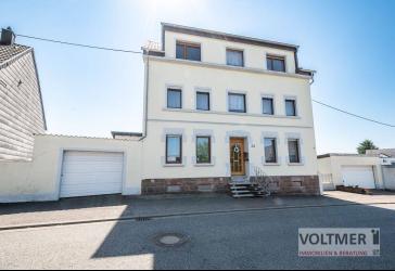 GELEGENHEIT - Dreifamilienhaus mit zwei Doppelgaragen in ruhiger Lage von Landsweiler-Reden!