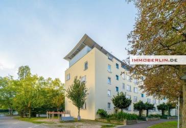 IMMOBERLIN.DE - Top-Investment! 3 Vermietete Dachgeschoss Wohnungen inklusive Garagen