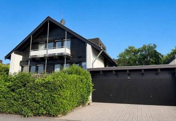 piduch* Großzügiges Hufhaus mit Einliegerwohnung, Garten und Doppelgarage in ruhiger Bestlage