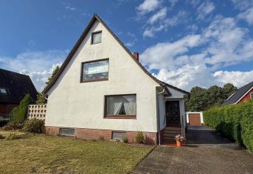 Zweifamilienhaus mit vermieteter Erdgeschosswohnung und umfangreicher Garagenanlage
