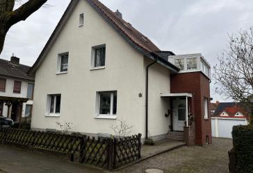 Freistehendes Zweifamilienhaus mit Doppelgarage und zusätzlichem Baugrundstück