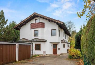 EEK D: Großzügige DHH mit Garten und Garage