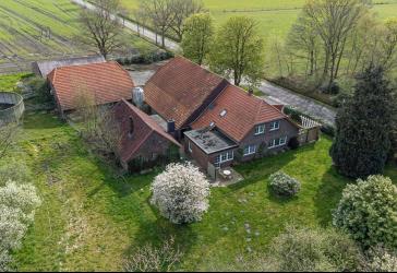 gepflegter Resthof mit Wohn- u. Wirtschaftsgebäuden und 1,5 ha Ländereien