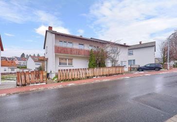 Sanierungsobjekt mit 829 m² Grundstück, 3 Garagen & flexiblem Nutzungskonzept