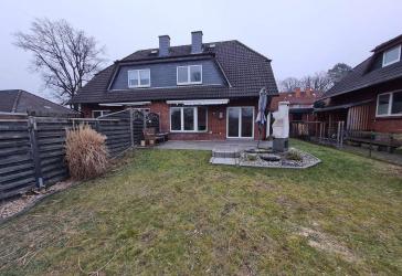 NEUSTADT OT POGGENHAGEN: Schöne Doppelhaushälfte in ruhiger Feldrandlage mit guter Anbindung