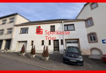Solides Einfamilienhaus mit Garagen und Garten