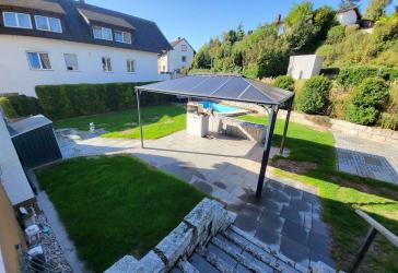 Sonnige 4-Zi.-EG-WHG mit 244 m² Garten, Pool und & sehr großem ebenerdigem Keller