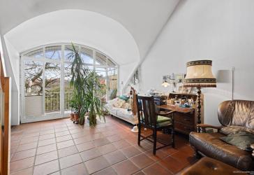 GEORGI: Charmante Dachgeschosswohnung mit Galerie und großzügigem Südbalkon