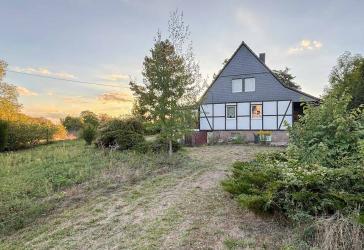Sanierungsbedarf - ehem. DDR-Bau - 4 Zimmer mit 3.555 m² Grundstück - Direkt an der B 100