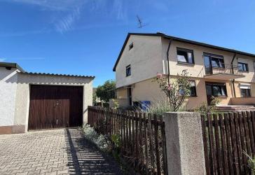 Mehrfamilienhaus mit zwei Wohneinheiten, Ideal für Mehrgenerationen und Kapitalanleger, mit 569 m² Grundstück, mit Garage und Gartenhaus