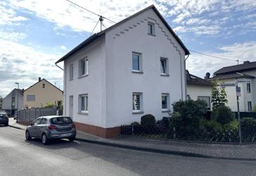 Bezugsfertiges Einfamilienhaus mit Pool, Einbauküche und Carport für zwei PKW