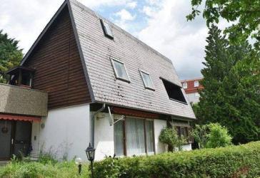 Mit neuwertiger Einliegerwohnung und frei zum Bezug !!