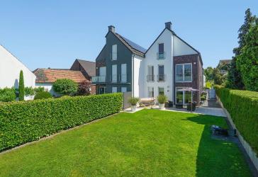 Lichtdurchflutete Doppelhaushälfte mit Kamin, Garten und hoher Energieeffizienz