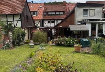 Wohn- und Geschäftshaus mit zwei Wohnungen, Nebengebäude und großem Garten.