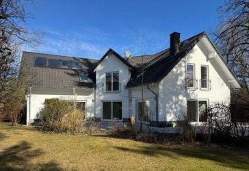 Einfamilienhaus-Villa mit Einlieger-Wohnung in zentraler Lage auf 1.250 m² Süd-Grundstück - Doppelgarage
