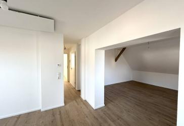 Erstbezug nach Sanierung: Helle DG-Wohnung mit Einbauküche