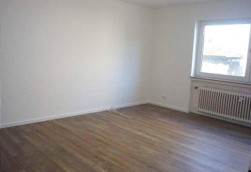 Möbel aufstellen und einziehen! Renovierte, großzügige 2 Zimmer Wohnung im Erdgeschoss,. Zentraler Lage!!