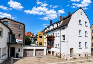 Top Lage - Zwei Häuser- viele Möglichkeiten: Wohnen, Vermieten, Entwickeln in Weiden!