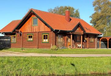 Rundbohlen-Holzhaus vom Erfinder der längsten Bank Ostfrieslands, heel wat Besünners !