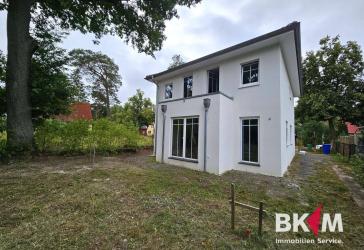 Neuwertige Stadtvilla in Eichwalde - Perfekt für Familien & Paare