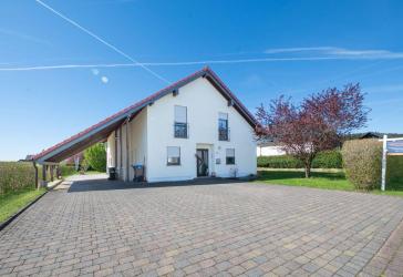 Freistehendes und familienfreundliches Einfamilienhaus mit großem Garten und Carport