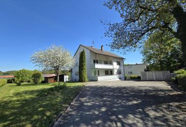 Krumbach/Schwaben: Leerstehendes Zwei- bzw. 3-Fam.-Haus mit Entwicklungspotenzial!