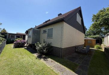 !PROVISIONSFREI! Gemütliches Haus in Vellmar (5-6 Zi., 589 m² Grundstück): 3 Garagen, Keller, Kamine, Terrasse ++ Modernisiertes Streif-Fertighaus, Bj