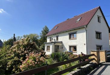 Einfamilienhaus mit Garagen in Dittelsdorf