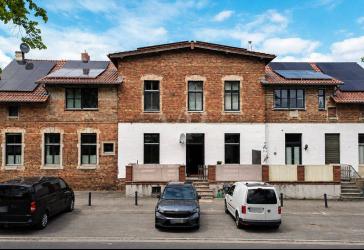 Historisches Mehrfamilienhaus mit Altbaucharme, PV-Anlage & Entwicklungsperspektive
