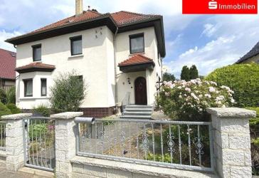 * Viel Platz für eine große Familie, mit Garten und geräumiger Garage *
