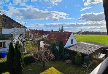 Zweifamilienhaus mit Wintergarten, zwei Garagen und zwei Einbauküchen in Schrobenhausen.